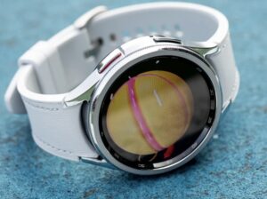 La serie Samsung Galaxy Watch 7 no es probablemente el wearable más emocionante de la compañía este año. Ese será el Galaxy Ring. Tal vez por eso corre el rumor de que Samsung está buscando cambiar el diseño de sus relojes. Según SamMobile, la compañía quiere volver a un diseño cuadrado al estilo del Galaxy Gear original.