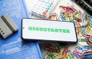 Con la nueva función de "late pledge", Kickstarter permitirá a los creadores seguir recaudando dinero después de que su campaña haya terminado, brindando oportunidades adicionales para apoyar proyectos incluso después de su conclusión.