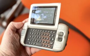 Descubre cómo el revolucionario T-Mobile Sidekick, con su distintivo botón Jump, transformó la multitarea móvil.