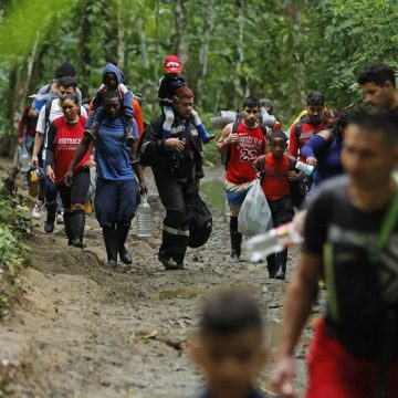 Venezolanos siguen cruzando el Darién en manada