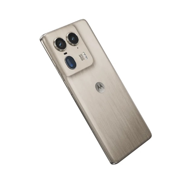 Motorola vuelve a traer el teléfono de madera con su nueva serie Edge