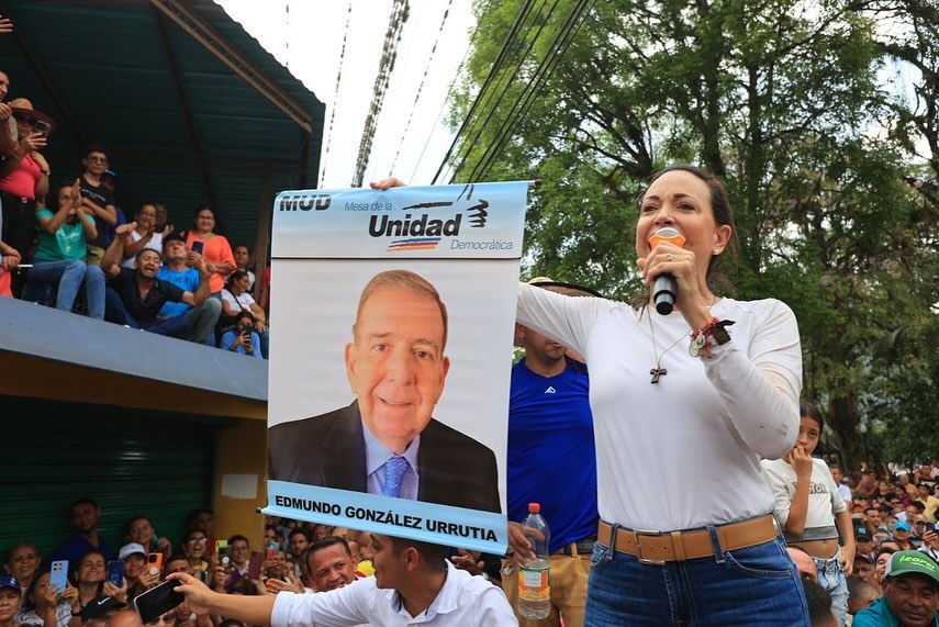 «Aquí quien se va es Nicolás Maduro, yo sigo con los venezolanos» afirmó María Corina Machado