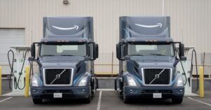 Meta descripción: Amazon ha desplegado 50 camiones pesados eléctricos en California, marcando un hito en su objetivo de neutralidad de carbono para 2040. A pesar de un aumento en las emisiones de carbono en los últimos años, esta iniciativa muestra su compromiso con la sostenibilidad ambiental.