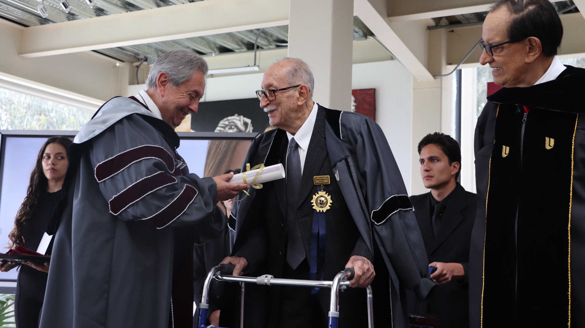 La UIDE distingue a Simón Espinosa Cordero con el título de Doctorado Honoris Causa 