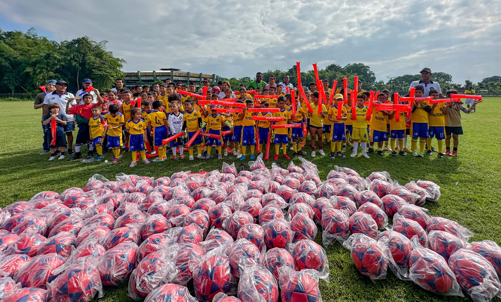 Artefacta apoya el deporte en la niñez con la donación de artículos deportivos en Manabí