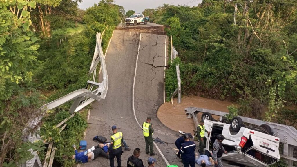 Un fallecido y dos lesionados al incendiarse automóvil que cayó al vacío desde el puente que comunica a Zulia con Falcón