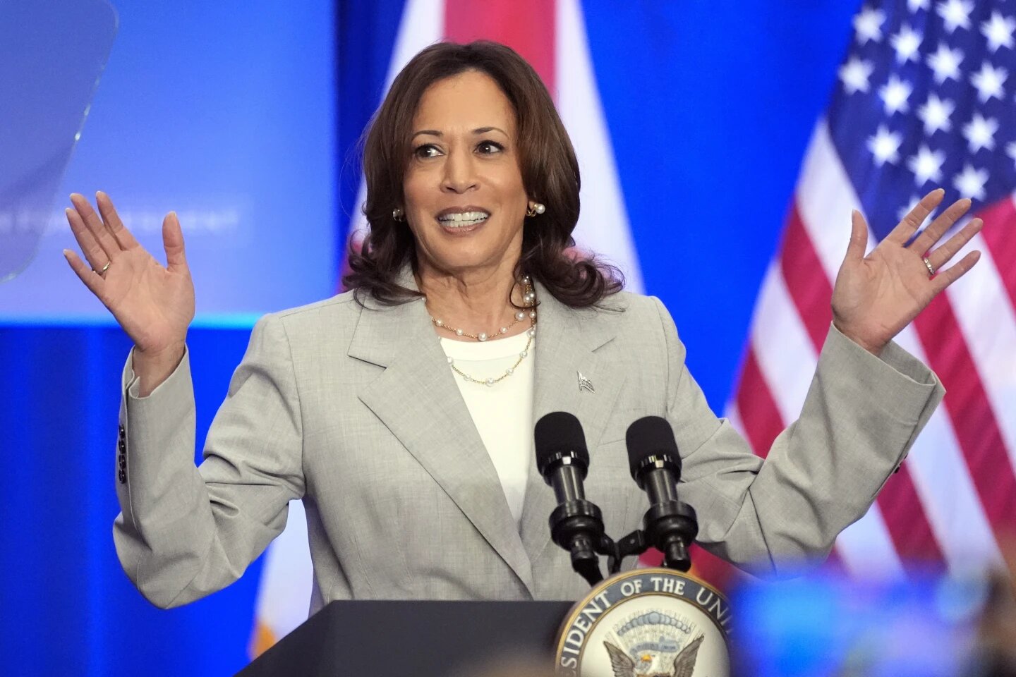 Kamala Harris muestra informe médico que certifica su buen estado de salud