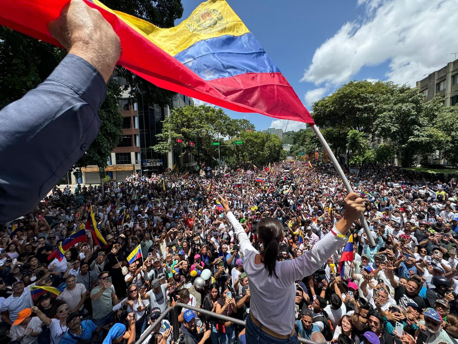 “¡Nunca hemos estado tan fuertes!”: Machado reaparece en marcha opositora en Venezuela.