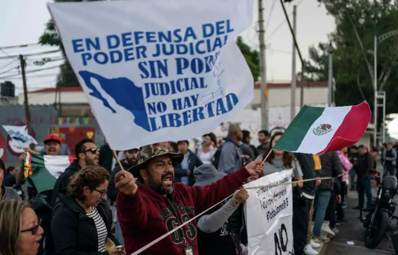 Manifestantes bloquean los accesos al Congreso mexicano previo a la votación de la reforma judicial