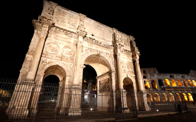 Un rayo daña el antiguo Arco de Constantino durante una tormenta eléctrica en Roma