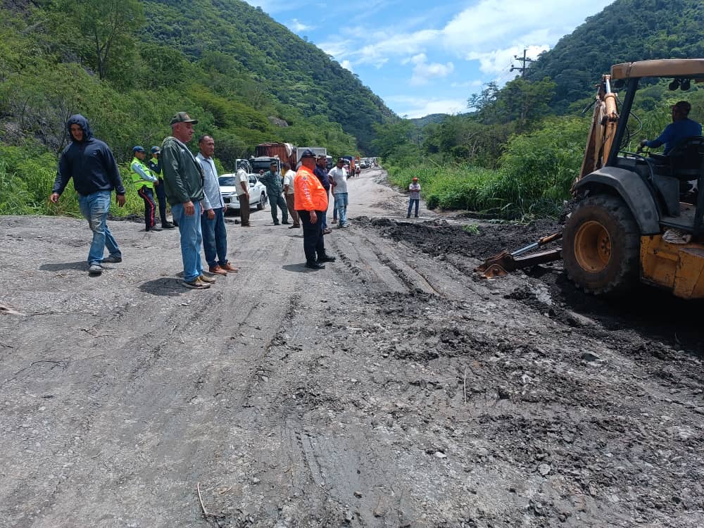 Troncal 17 de la carretera Lara-Zulia es despejada tras quedar anegada con sedimento