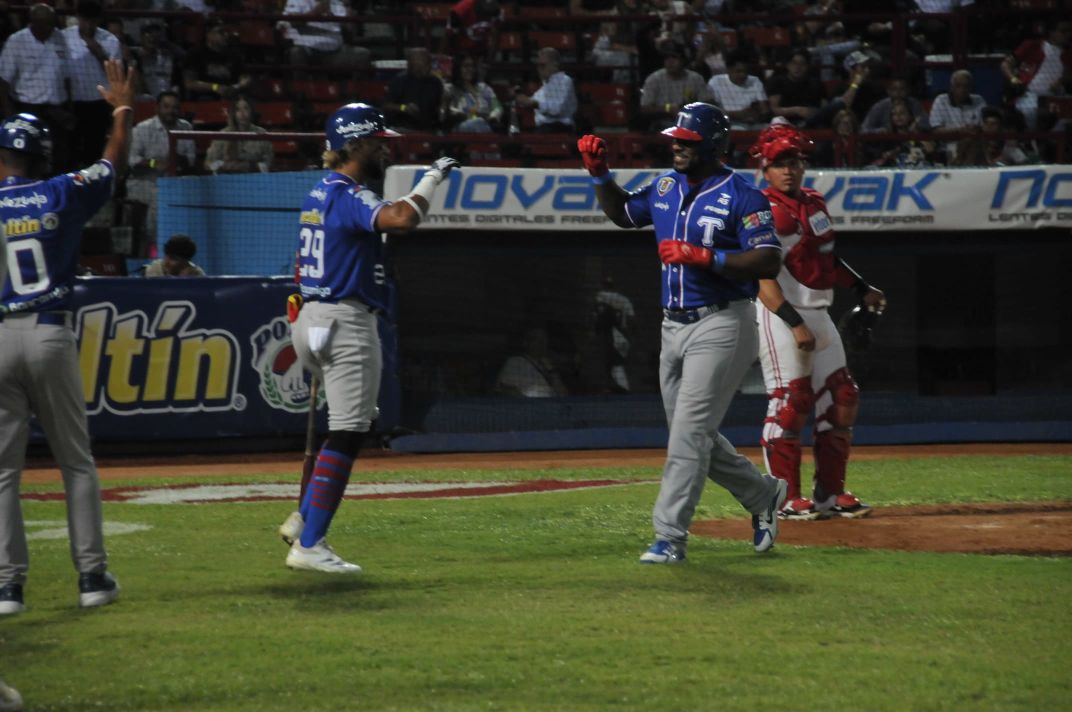 Tiburones se soltó ofensivamente en Barquisimeto y maniató los bates larenses