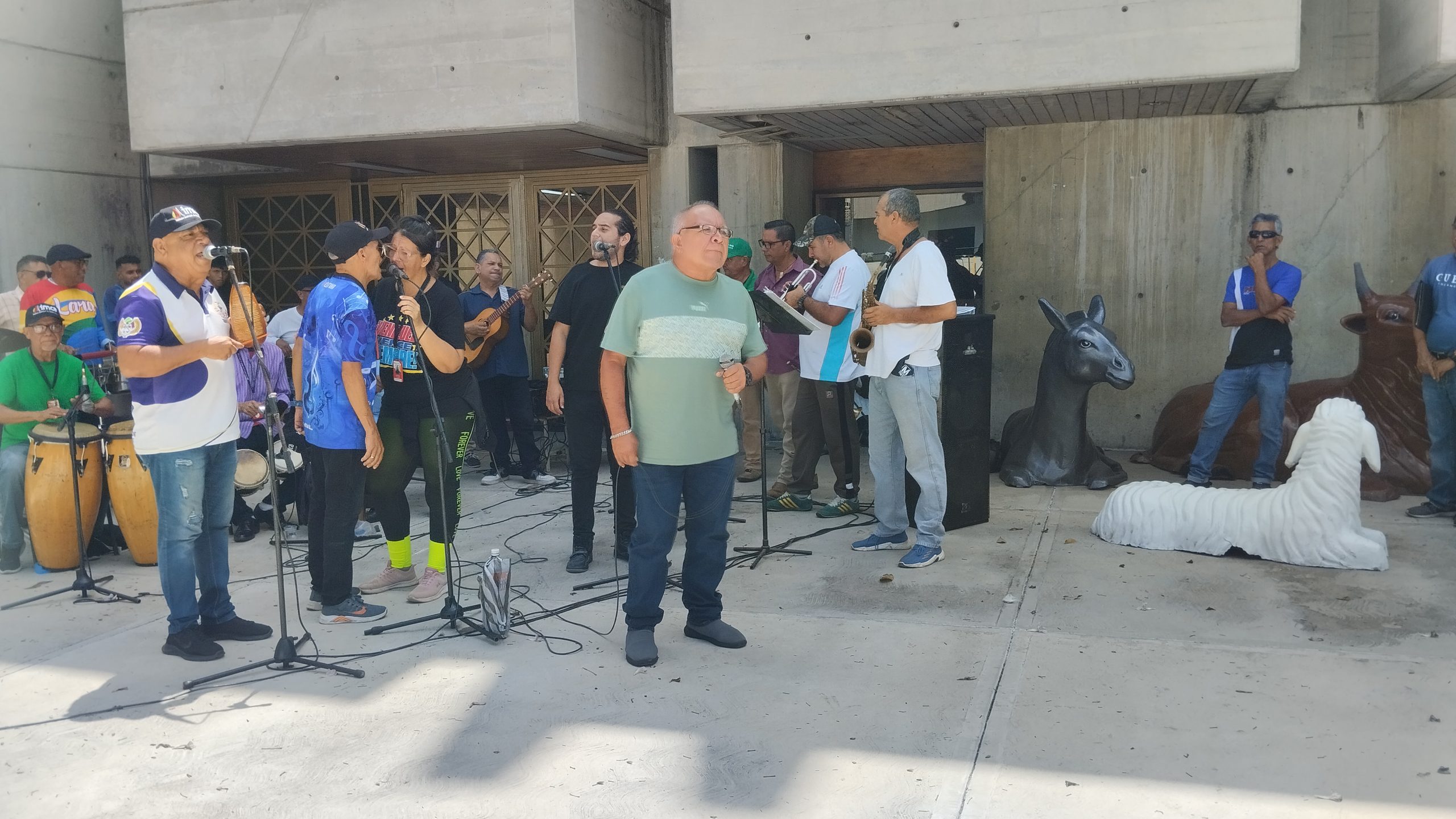 La alegría y el sabor de la música popular latinoamericana presentes en vivo en la Plazoleta del Palacio Municipal