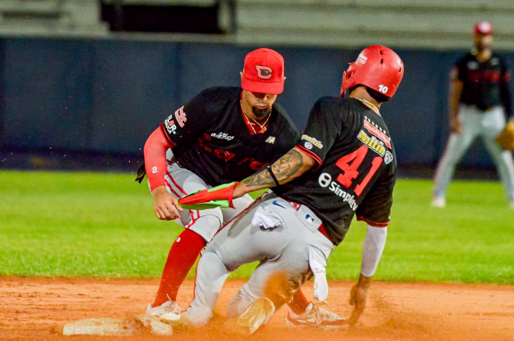 Los Cardenales de Lara en prácticas nocturnas