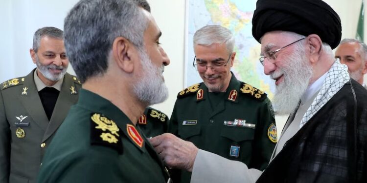 El ayatolá Ali Khamenei condecoró a un comandante de la Guardia Revolucionaria iraní por el ataque contra Israel