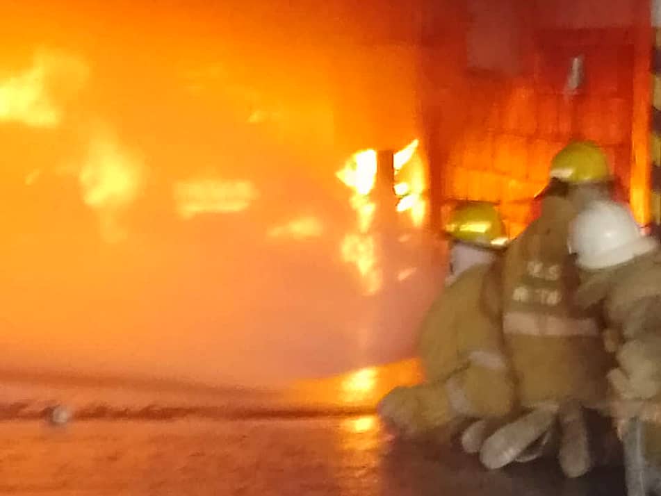 Bomberos de Iribarren sofocaron voraz incendio en la carrera 41