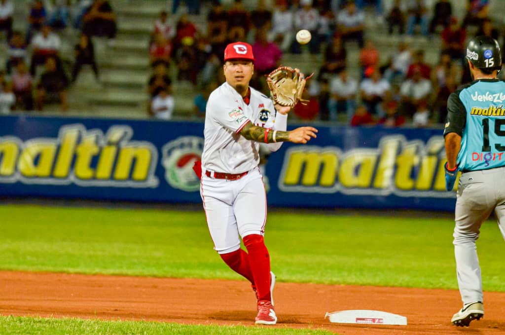 Bravos de Margarita consiguen su primer triunfo de la temporada, con sensacional remontada ante los Cardenales de Lara, 7-4, en Barquisimeto