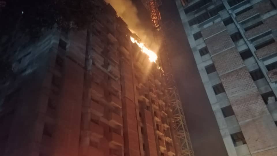 Incendio de gran magnitud se registró en edificio de Fuerte Tiuna