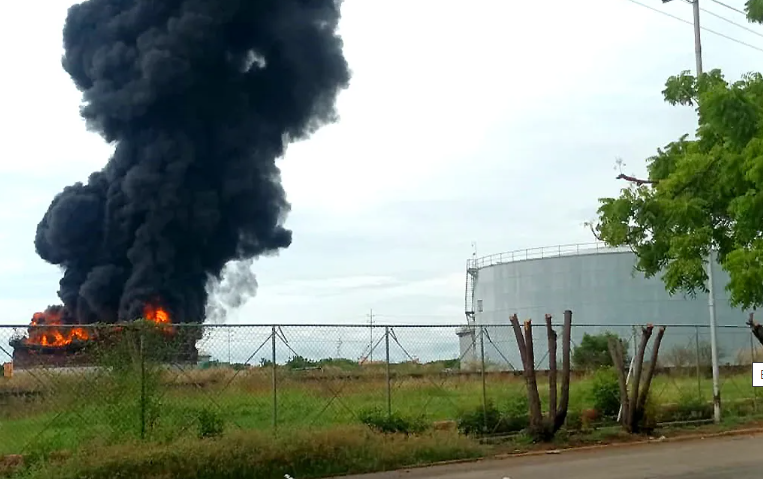 Pdvsa descarta riesgo para comunidades cercanas al tanque de petróleo incendiado en Cabimas