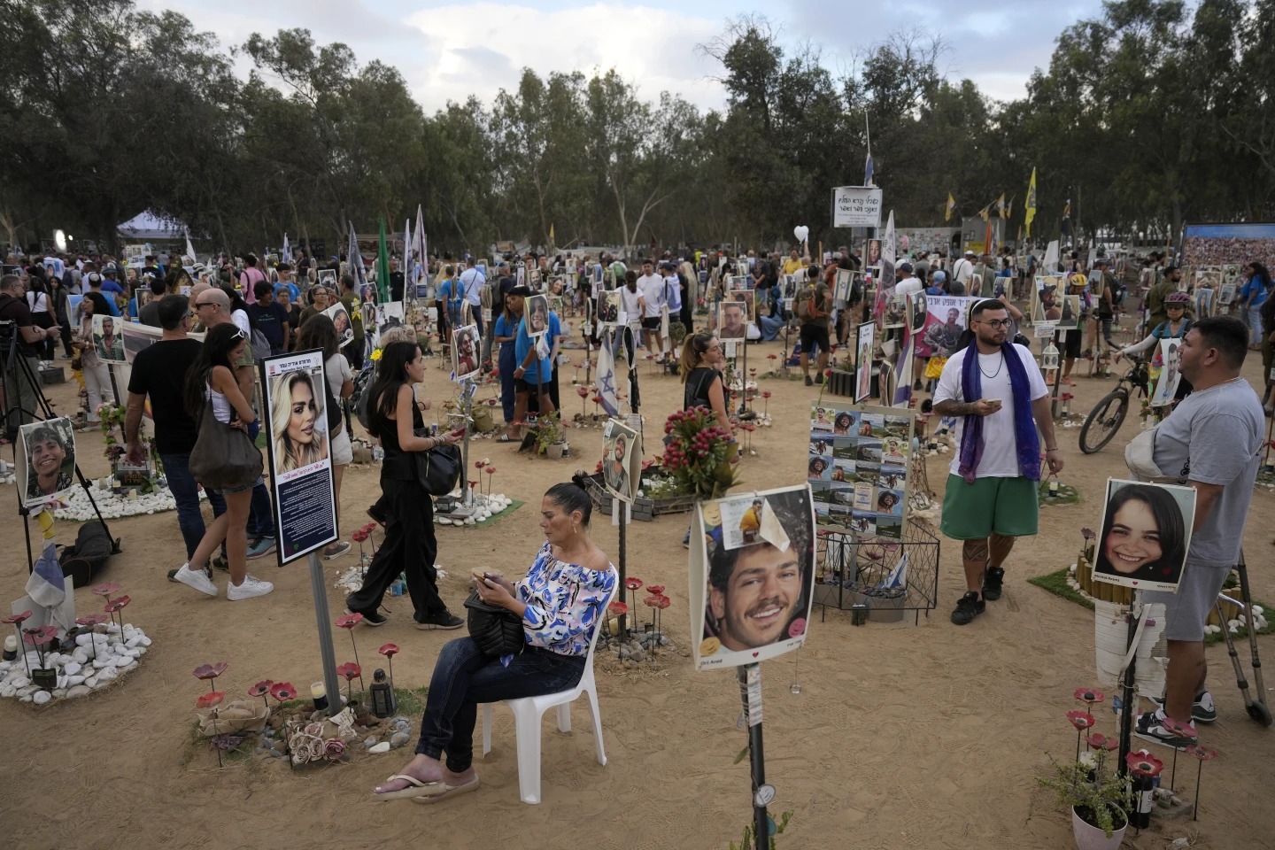 Los israelíes, marcados por las cicatrices y luchando en múltiples frentes, conmemoran un año desde el ataque de Hamás del 07-Oct