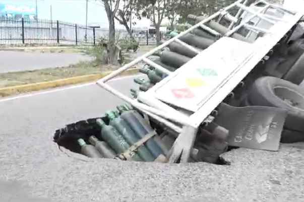 Colapso de asfalto en Las Trinitarias provoca accidente con camión de oxígeno