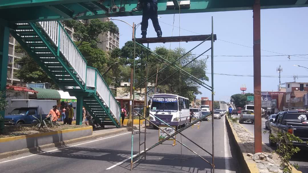 Catia la Mar: vecinos reportan el cuerpo de un hombre colgando de una pasarela