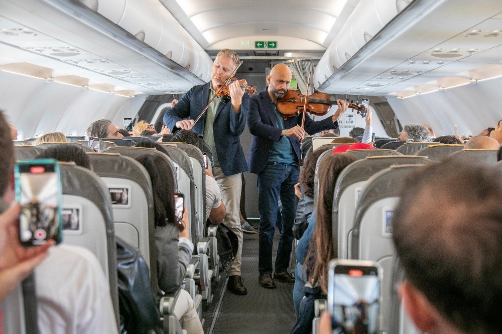 Vueling lleva la música clásica del Quartetto di Cremona a las alturas con una actuación exclusiva a bordo de un vuelo de Barcelona a Palma de Mallorca