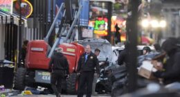 Asesinan a tiros a sospechoso tras intercambio de disparos con la policía El conductor de la camioneta fue asesinado a tiros después de intercambiar disparos con la policía, dijo a The Guardian una fuente policial de alto rango informada sobre el ataque. La fuente dijo que el conductor estaba equipado con un rifle, un casco y un chaleco antibalas. Mientras tanto, aquí hay un informe en vídeo que ha publicado el Guardian. Un coche atropella a una multitud en Nueva Orleans y mata al menos a 10 personas (vídeo) 2:15 Un coche atropella a una multitud en Nueva Orleans y mata al menos a 10 personas (vídeo) Compartir Actualizado en 14.40 GMT 6m ago 16.37 GMT Joe Biden emite declaración sobre el ataque con vehículo en Nueva Orleans “Desde esta mañana, los líderes de las fuerzas del orden federales y mi equipo de seguridad nacional, incluido el secretario de Seguridad Nacional, Ali Mayorkas, la fiscal general adjunta, Lisa Monaco, la asesora de Seguridad Nacional de la Casa Blanca, Liz Sherwood-Randall, y el alcalde de Nueva Orleans, me han informado continuamente sobre el horrible incidente que ocurrió allí durante la noche. El FBI está tomando la iniciativa en la investigación y está investigando este incidente como un acto de terrorismo. Estoy agradecido por la valiente y rápida respuesta de las fuerzas del orden locales para evitar aún más muertes y lesiones. He ordenado a mi equipo que se asegure de que todos los recursos estén disponibles mientras las fuerzas del orden federales, estatales y locales trabajan asiduamente para llegar al fondo de lo sucedido lo más rápido posible y para garantizar que no quede ninguna amenaza restante de ningún tipo. “Seguiré recibiendo actualizaciones a lo largo del día y tendré más que decir a medida que tengamos más información para compartir. Mientras tanto, mi corazón está con las víctimas y sus familias que simplemente estaban tratando de celebrar la festividad. No hay justificación para la violencia de ningún tipo y no toleraremos ningún ataque a ninguna de las comunidades de nuestra nación”. Compartir symbol 00:00 03:36 Read More 13m ago 16.30 GMT A pesar de que el ataque con el vehículo ensombreció el Allstate Sugar Bowl, se espera que el partido de fútbol americano universitario entre la Universidad de Notre Dame y la Universidad de Georgia se celebre esta noche. El director ejecutivo del Sugar Bowl, Jeff Hundley, dijo en un comunicado el miércoles: “El Comité del Sugar Bowl está devastado por los terribles acontecimientos que ocurrieron a primera hora de esta mañana. Nuestros pensamientos y oraciones están con las víctimas y sus familias. Estamos en conversaciones en curso con las autoridades a nivel local, estatal y federal y comunicaremos más detalles a medida que estén disponibles”. Compartir 19m ago 16.23 GMT Donald Trump acaba de utilizar Truth Social hace unos momentos para compartir sus pensamientos sobre el ataque con vehículo en Nueva Orleans. El presidente electo sugirió en una publicación que el sospechoso, que aún no ha sido identificado, no es de los EE. UU., una afirmación que no ha sido confirmada por las autoridades. “Cuando dije que los criminales que vienen son mucho peores que los criminales que tenemos en nuestro país, esa afirmación fue refutada constantemente por los demócratas y los medios de noticias falsas, pero resultó ser cierta. La tasa de criminalidad en nuestro país está en un nivel que nadie ha visto antes. Nuestros corazones están con todas las víctimas inocentes y sus seres queridos, incluidos los valientes oficiales del Departamento de Policía de Nueva Orleans. "¡La administración Trump apoyará plenamente a la ciudad de Nueva Orleans mientras investigan y se recuperan de este acto de pura maldad!" El conductor murió en un tiroteo con la policía, dijo el FBI.