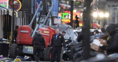 Asesinan a tiros a sospechoso tras intercambio de disparos con la policía El conductor de la camioneta fue asesinado a tiros después de intercambiar disparos con la policía, dijo a The Guardian una fuente policial de alto rango informada sobre el ataque. La fuente dijo que el conductor estaba equipado con un rifle, un casco y un chaleco antibalas. Mientras tanto, aquí hay un informe en vídeo que ha publicado el Guardian. Un coche atropella a una multitud en Nueva Orleans y mata al menos a 10 personas (vídeo) 2:15 Un coche atropella a una multitud en Nueva Orleans y mata al menos a 10 personas (vídeo) Compartir Actualizado en 14.40 GMT 6m ago 16.37 GMT Joe Biden emite declaración sobre el ataque con vehículo en Nueva Orleans “Desde esta mañana, los líderes de las fuerzas del orden federales y mi equipo de seguridad nacional, incluido el secretario de Seguridad Nacional, Ali Mayorkas, la fiscal general adjunta, Lisa Monaco, la asesora de Seguridad Nacional de la Casa Blanca, Liz Sherwood-Randall, y el alcalde de Nueva Orleans, me han informado continuamente sobre el horrible incidente que ocurrió allí durante la noche. El FBI está tomando la iniciativa en la investigación y está investigando este incidente como un acto de terrorismo. Estoy agradecido por la valiente y rápida respuesta de las fuerzas del orden locales para evitar aún más muertes y lesiones. He ordenado a mi equipo que se asegure de que todos los recursos estén disponibles mientras las fuerzas del orden federales, estatales y locales trabajan asiduamente para llegar al fondo de lo sucedido lo más rápido posible y para garantizar que no quede ninguna amenaza restante de ningún tipo. “Seguiré recibiendo actualizaciones a lo largo del día y tendré más que decir a medida que tengamos más información para compartir. Mientras tanto, mi corazón está con las víctimas y sus familias que simplemente estaban tratando de celebrar la festividad. No hay justificación para la violencia de ningún tipo y no toleraremos ningún ataque a ninguna de las comunidades de nuestra nación”. Compartir symbol 00:00 03:36 Read More 13m ago 16.30 GMT A pesar de que el ataque con el vehículo ensombreció el Allstate Sugar Bowl, se espera que el partido de fútbol americano universitario entre la Universidad de Notre Dame y la Universidad de Georgia se celebre esta noche. El director ejecutivo del Sugar Bowl, Jeff Hundley, dijo en un comunicado el miércoles: “El Comité del Sugar Bowl está devastado por los terribles acontecimientos que ocurrieron a primera hora de esta mañana. Nuestros pensamientos y oraciones están con las víctimas y sus familias. Estamos en conversaciones en curso con las autoridades a nivel local, estatal y federal y comunicaremos más detalles a medida que estén disponibles”. Compartir 19m ago 16.23 GMT Donald Trump acaba de utilizar Truth Social hace unos momentos para compartir sus pensamientos sobre el ataque con vehículo en Nueva Orleans. El presidente electo sugirió en una publicación que el sospechoso, que aún no ha sido identificado, no es de los EE. UU., una afirmación que no ha sido confirmada por las autoridades. “Cuando dije que los criminales que vienen son mucho peores que los criminales que tenemos en nuestro país, esa afirmación fue refutada constantemente por los demócratas y los medios de noticias falsas, pero resultó ser cierta. La tasa de criminalidad en nuestro país está en un nivel que nadie ha visto antes. Nuestros corazones están con todas las víctimas inocentes y sus seres queridos, incluidos los valientes oficiales del Departamento de Policía de Nueva Orleans. "¡La administración Trump apoyará plenamente a la ciudad de Nueva Orleans mientras investigan y se recuperan de este acto de pura maldad!" El conductor murió en un tiroteo con la policía, dijo el FBI.