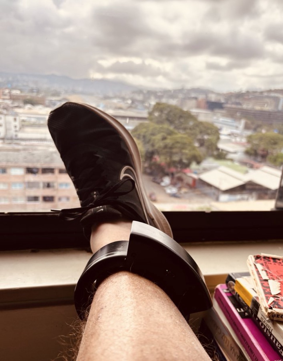 “Debemos salir cada tres horas a la puerta de la casa para que a Perkins le tomen una foto y graben el grillete”: denuncia esposa de Perkins Rocha