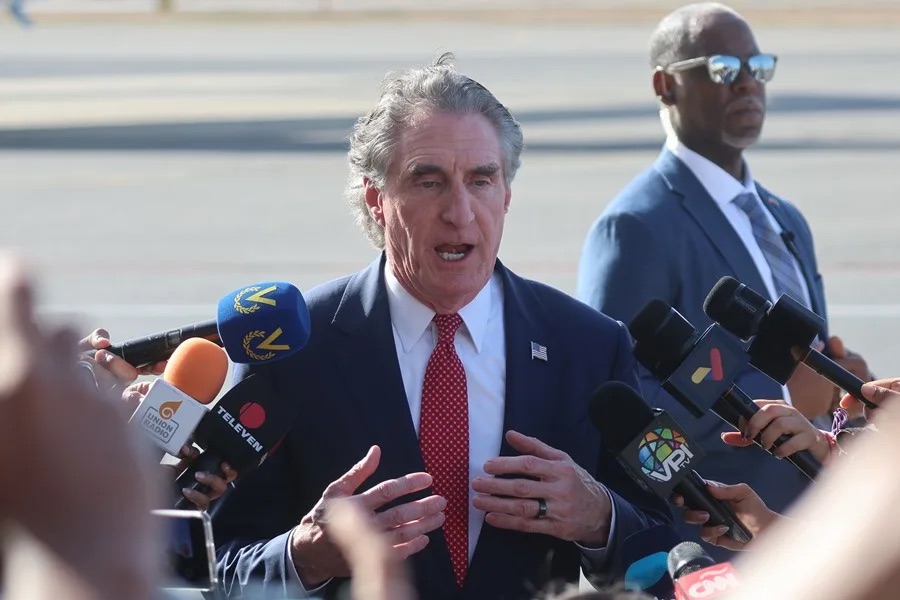 El Secretario de Interior de EE.UU. dice que su país prepara licencias para permitir inversiones en las minas de Venezuela