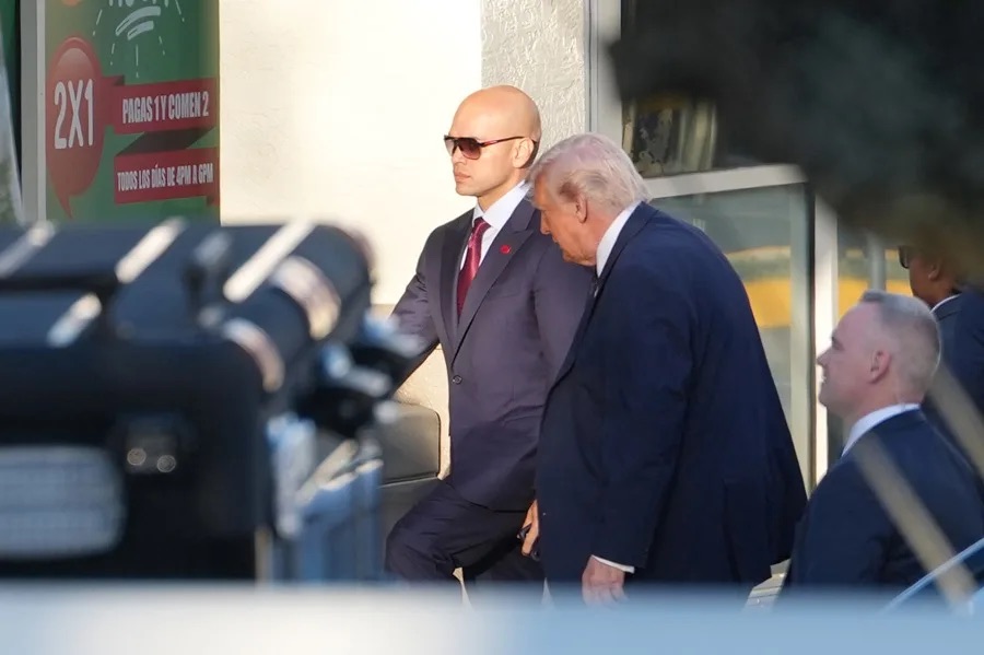 Trump se despide de Miami visitando El Arepazo, un icónico restaurante venezolano