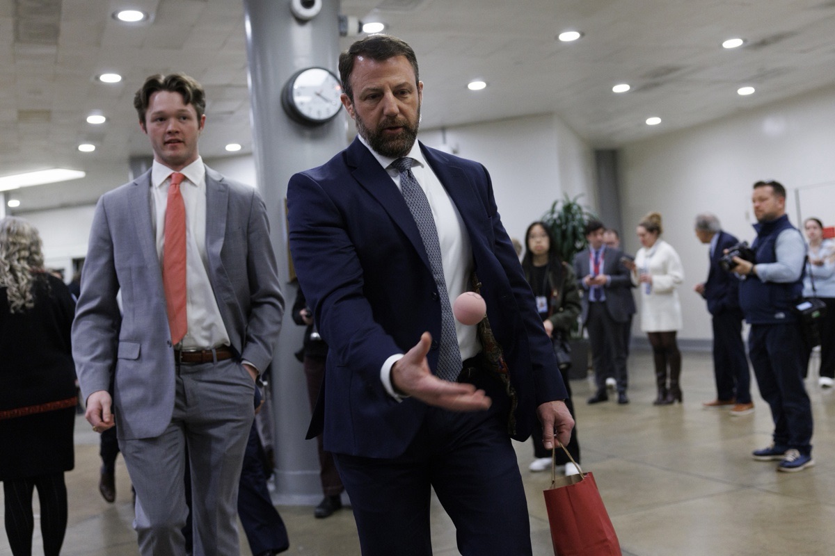 Nominado por Trump para sustituir a Kristi Noem condiciona la normalización de las relaciones con Venezuela al retorno de la democracia