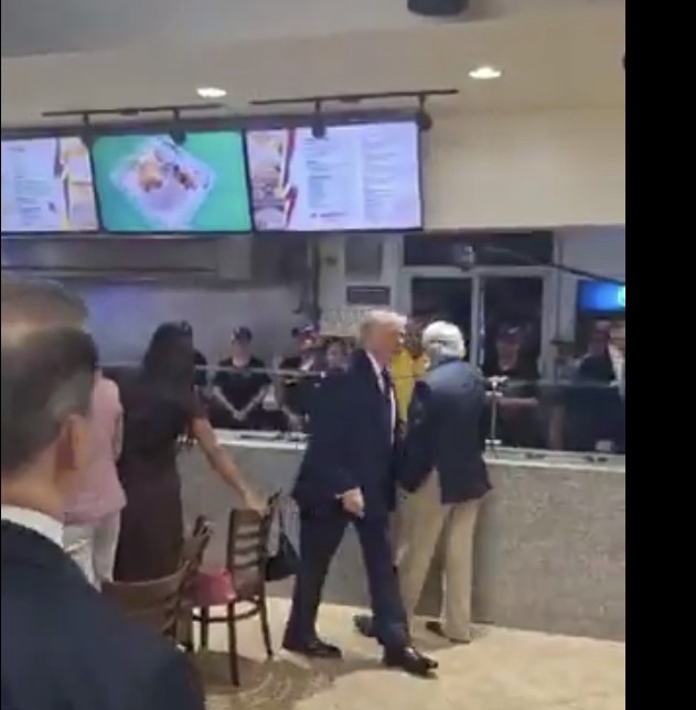Trump se reunió con venezolanos y cubanos en Doral, Florida: fue recibido entre aplausos y pidió arepas para llevar
