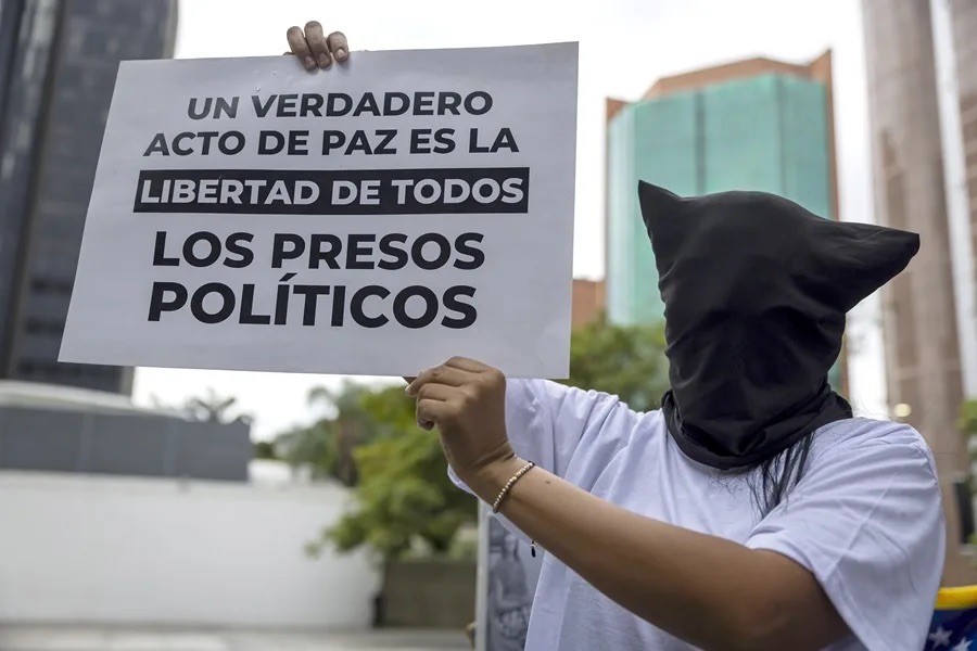 Eduardo Torres, abogado de la ONG venezolana Provea, anuncia que recibió la libertad plena por la amnistía