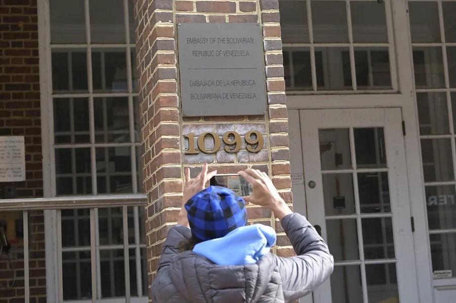 Trump relaja las sanciones para facilitar la reapertura de la embajada de Venezuela en Estados Unidos